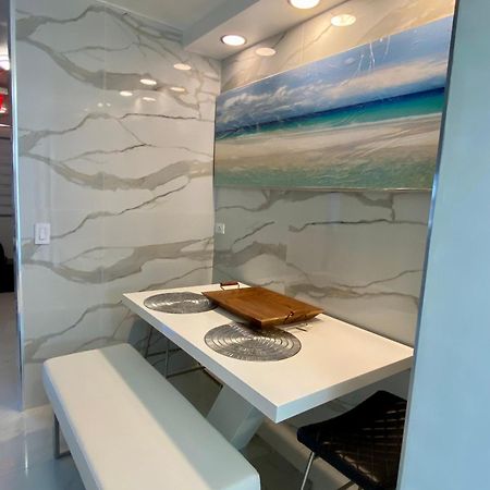 Luxurious Remodeled Direct Waterfront Apartment With Miami Skyline View And Outdoor Terrace Free Parking 5Min Drive To Miami Beach Bagian luar foto