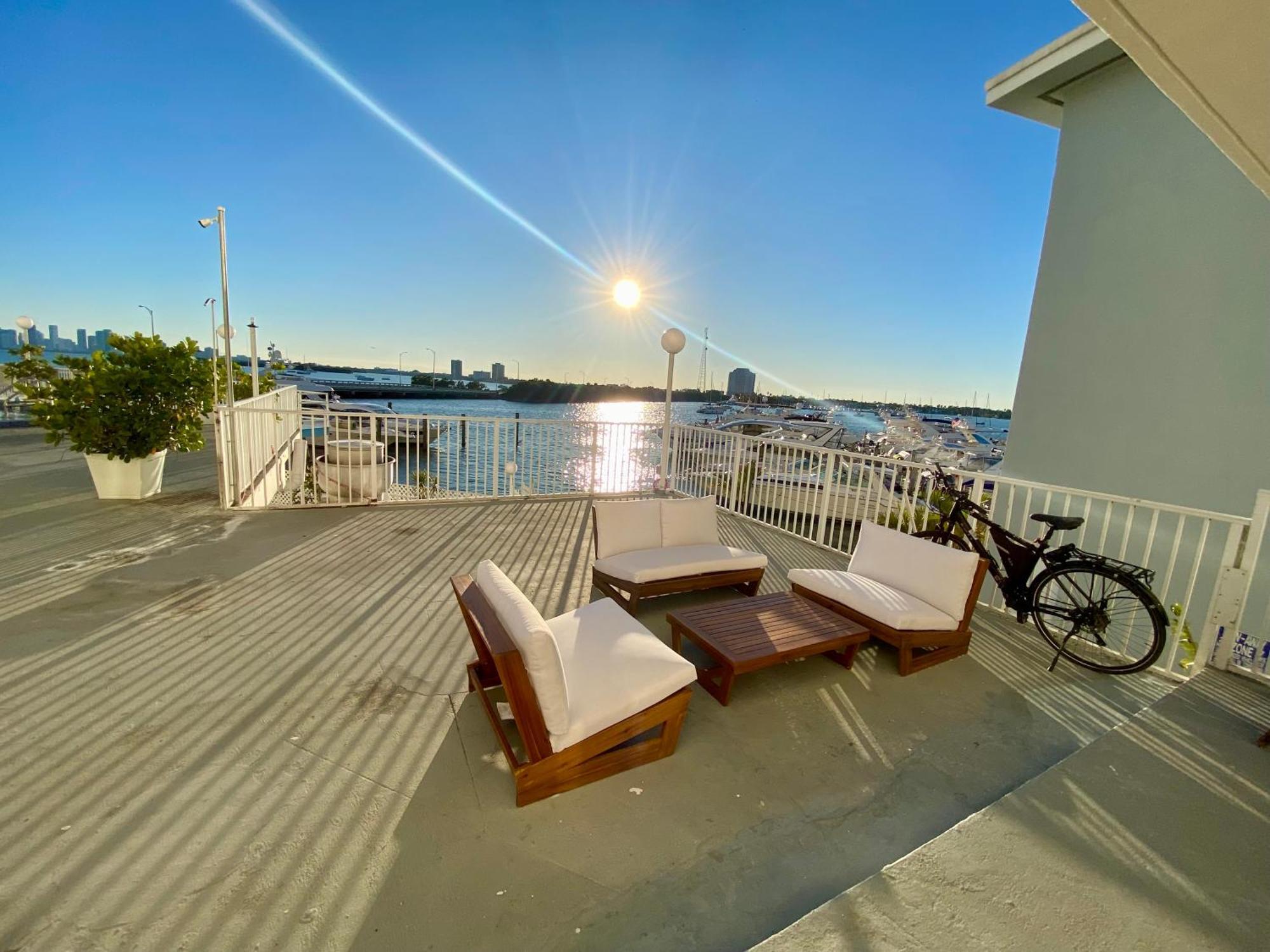 Luxurious Remodeled Direct Waterfront Apartment With Miami Skyline View And Outdoor Terrace Free Parking 5Min Drive To Miami Beach Bagian luar foto
