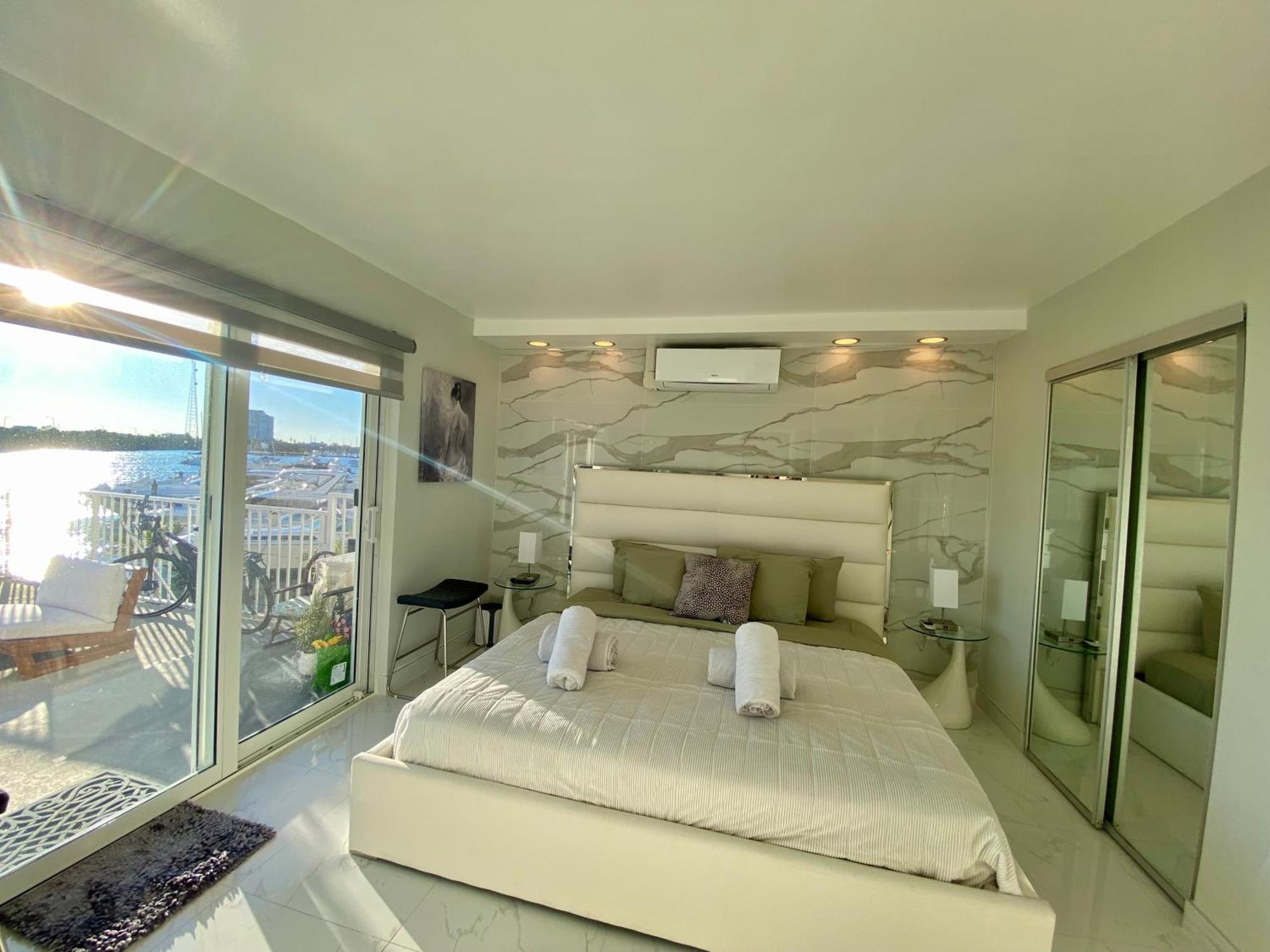 Luxurious Remodeled Direct Waterfront Apartment With Miami Skyline View And Outdoor Terrace Free Parking 5Min Drive To Miami Beach Bagian luar foto
