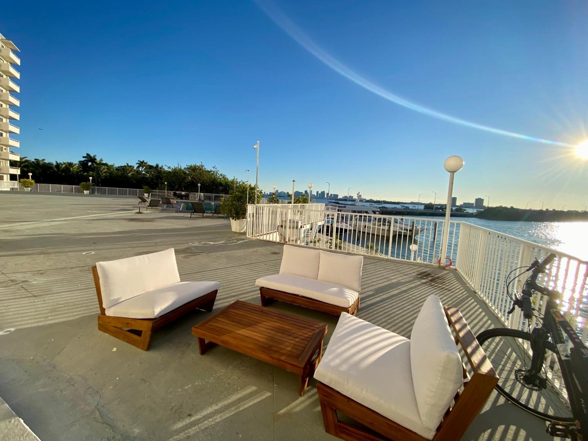 Luxurious Remodeled Direct Waterfront Apartment With Miami Skyline View And Outdoor Terrace Free Parking 5Min Drive To Miami Beach Bagian luar foto