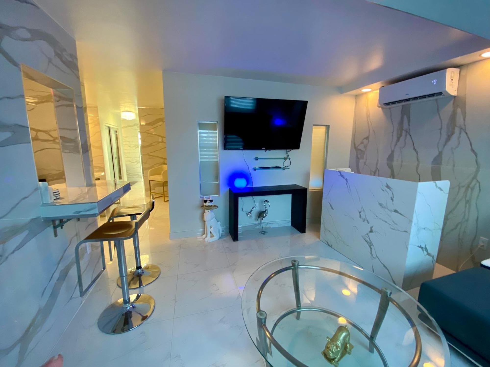 Luxurious Remodeled Direct Waterfront Apartment With Miami Skyline View And Outdoor Terrace Free Parking 5Min Drive To Miami Beach Bagian luar foto