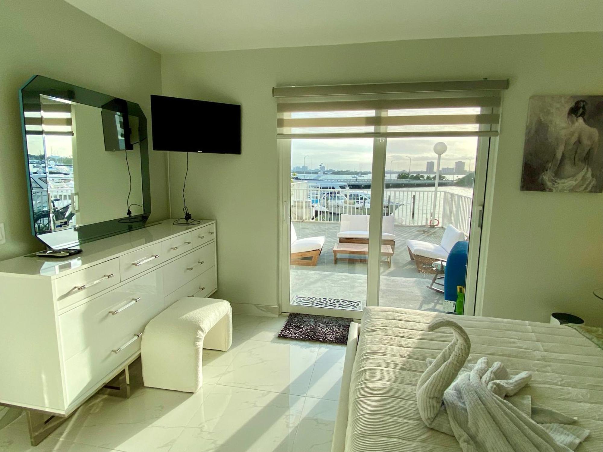 Luxurious Remodeled Direct Waterfront Apartment With Miami Skyline View And Outdoor Terrace Free Parking 5Min Drive To Miami Beach Bagian luar foto
