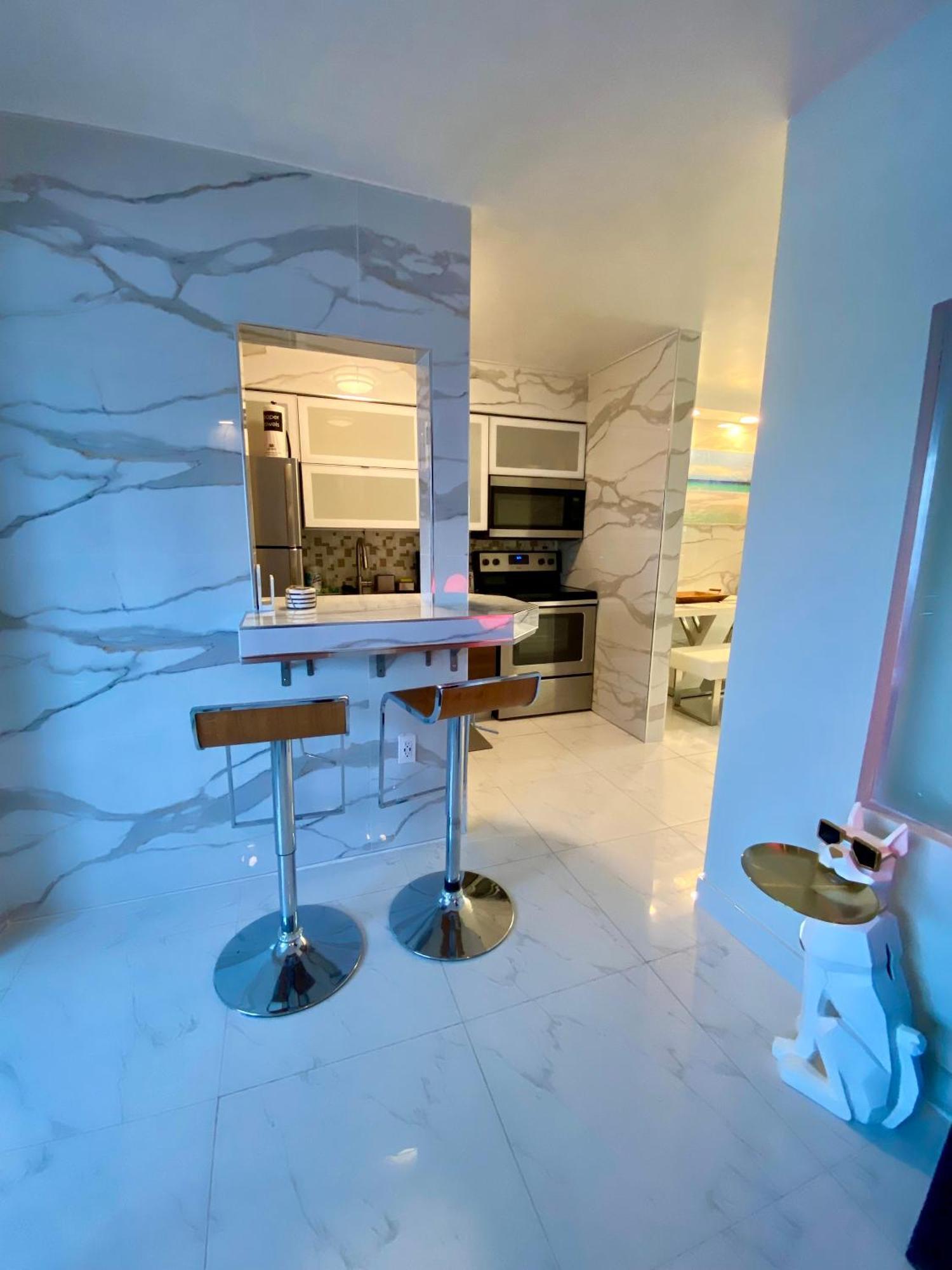 Luxurious Remodeled Direct Waterfront Apartment With Miami Skyline View And Outdoor Terrace Free Parking 5Min Drive To Miami Beach Bagian luar foto