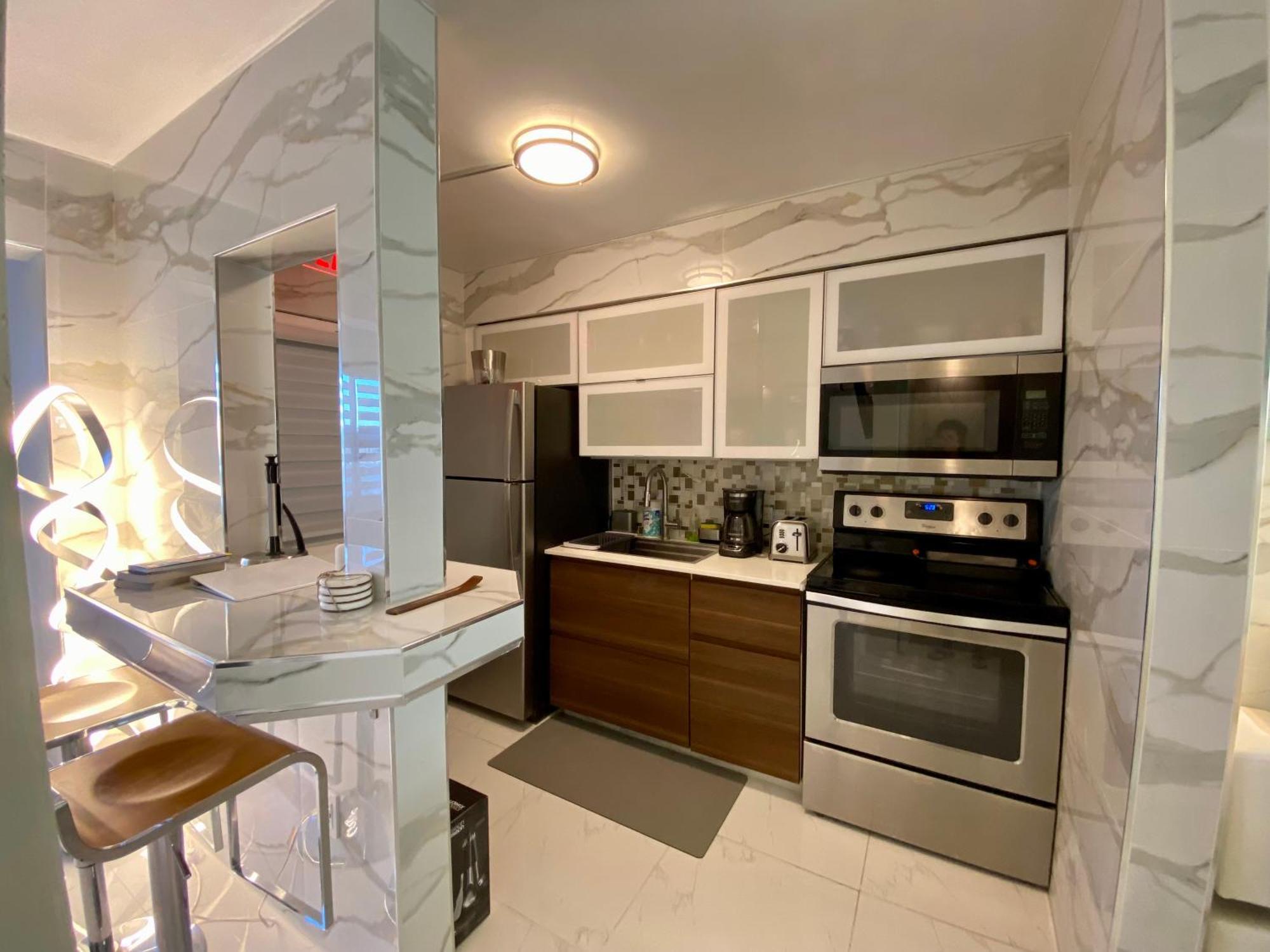 Luxurious Remodeled Direct Waterfront Apartment With Miami Skyline View And Outdoor Terrace Free Parking 5Min Drive To Miami Beach Bagian luar foto