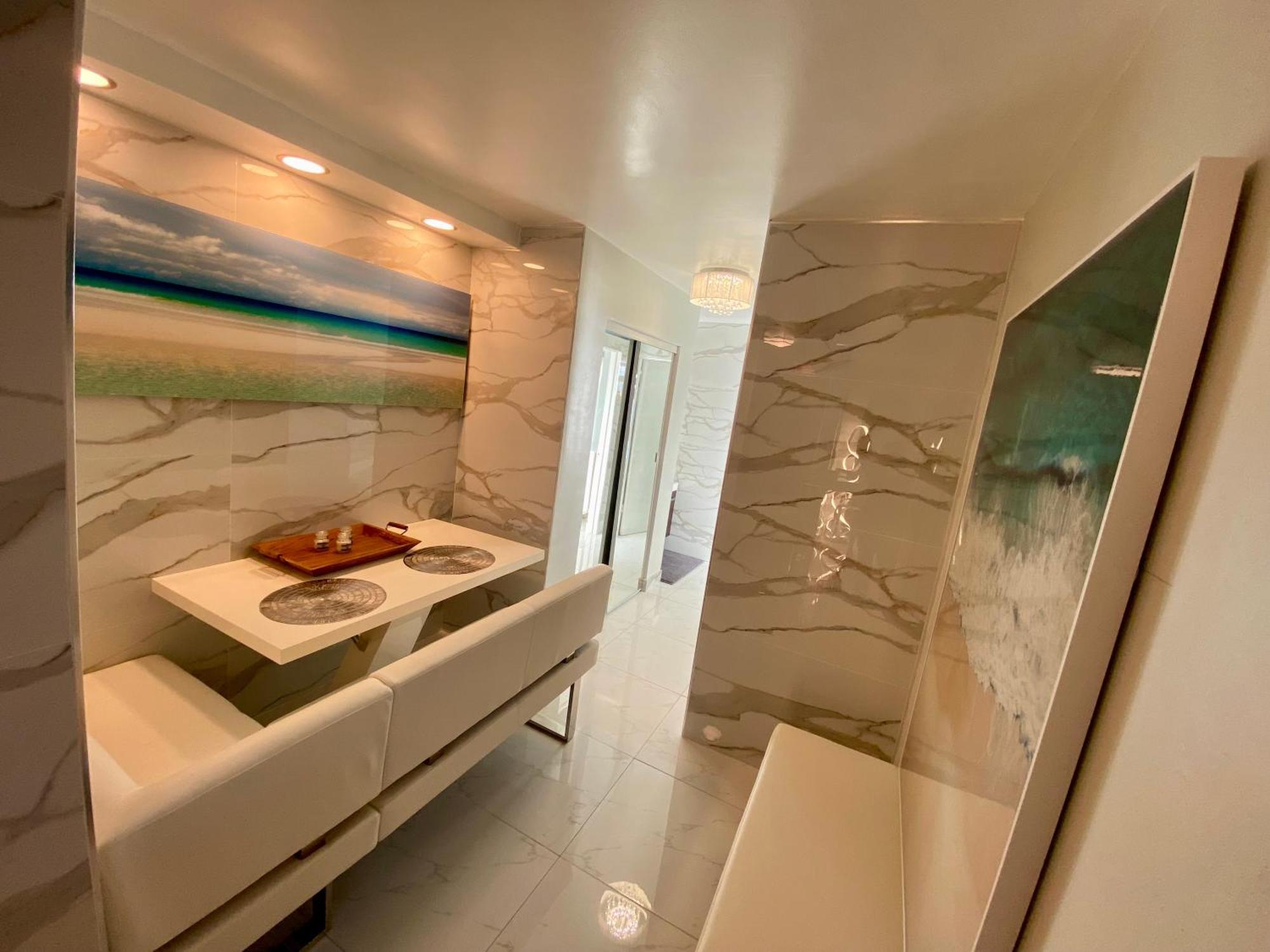Luxurious Remodeled Direct Waterfront Apartment With Miami Skyline View And Outdoor Terrace Free Parking 5Min Drive To Miami Beach Bagian luar foto