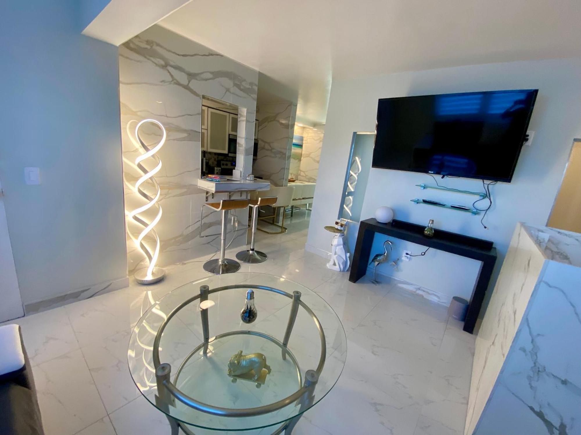 Luxurious Remodeled Direct Waterfront Apartment With Miami Skyline View And Outdoor Terrace Free Parking 5Min Drive To Miami Beach Bagian luar foto