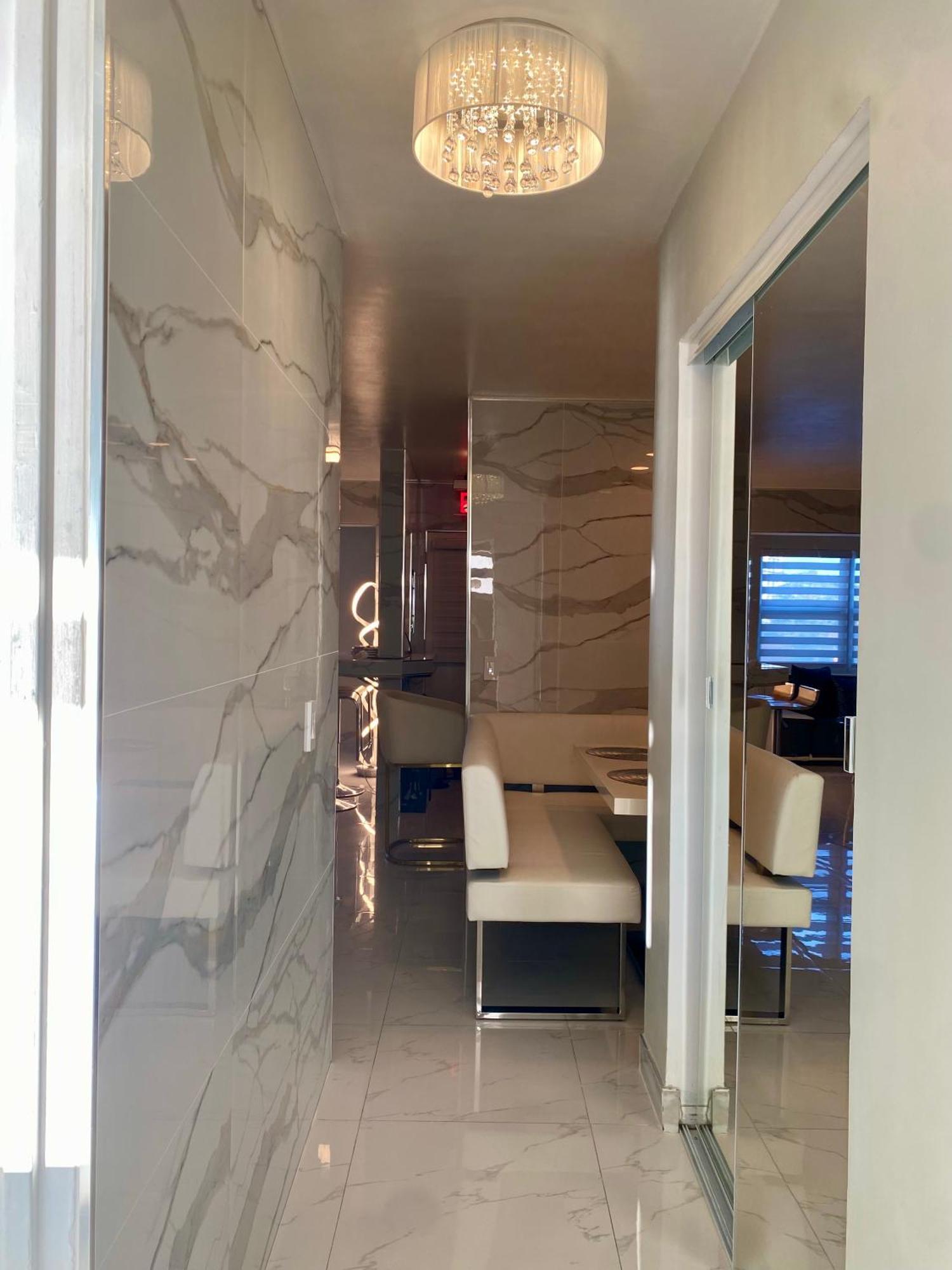 Luxurious Remodeled Direct Waterfront Apartment With Miami Skyline View And Outdoor Terrace Free Parking 5Min Drive To Miami Beach Bagian luar foto