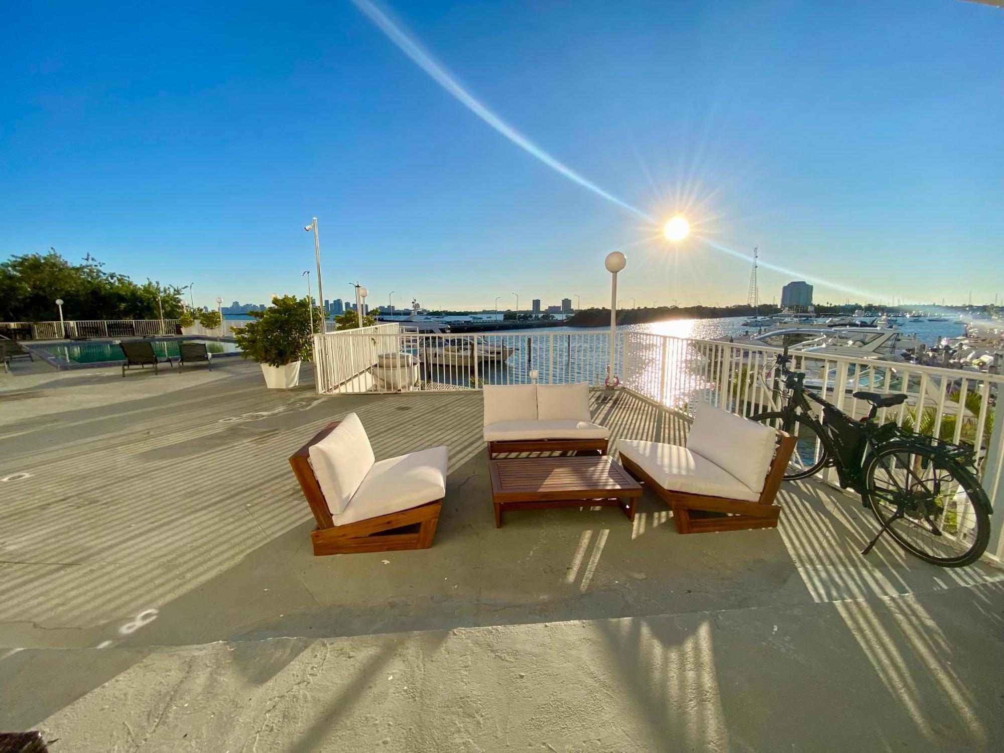 Luxurious Remodeled Direct Waterfront Apartment With Miami Skyline View And Outdoor Terrace Free Parking 5Min Drive To Miami Beach Bagian luar foto