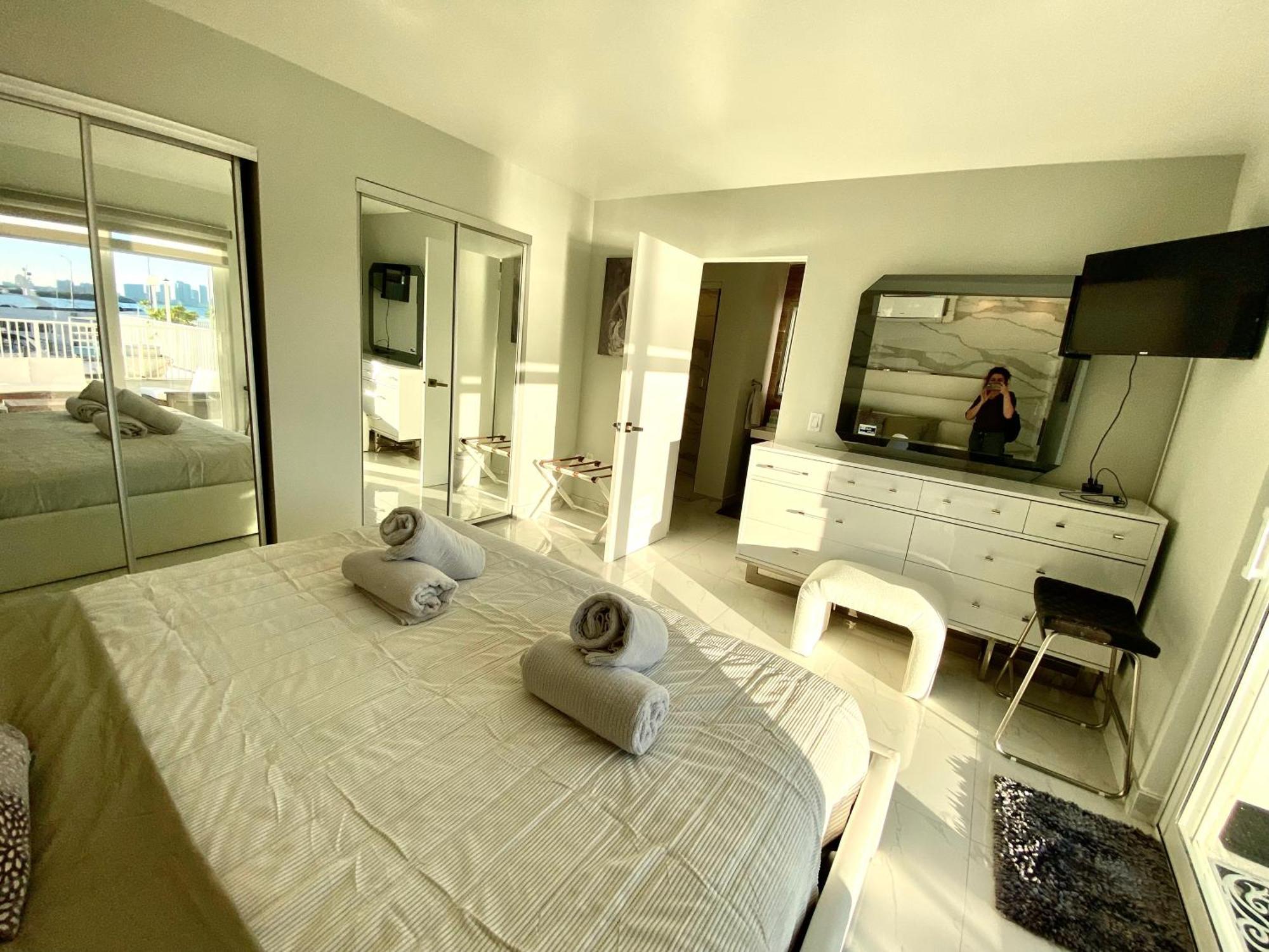 Luxurious Remodeled Direct Waterfront Apartment With Miami Skyline View And Outdoor Terrace Free Parking 5Min Drive To Miami Beach Bagian luar foto