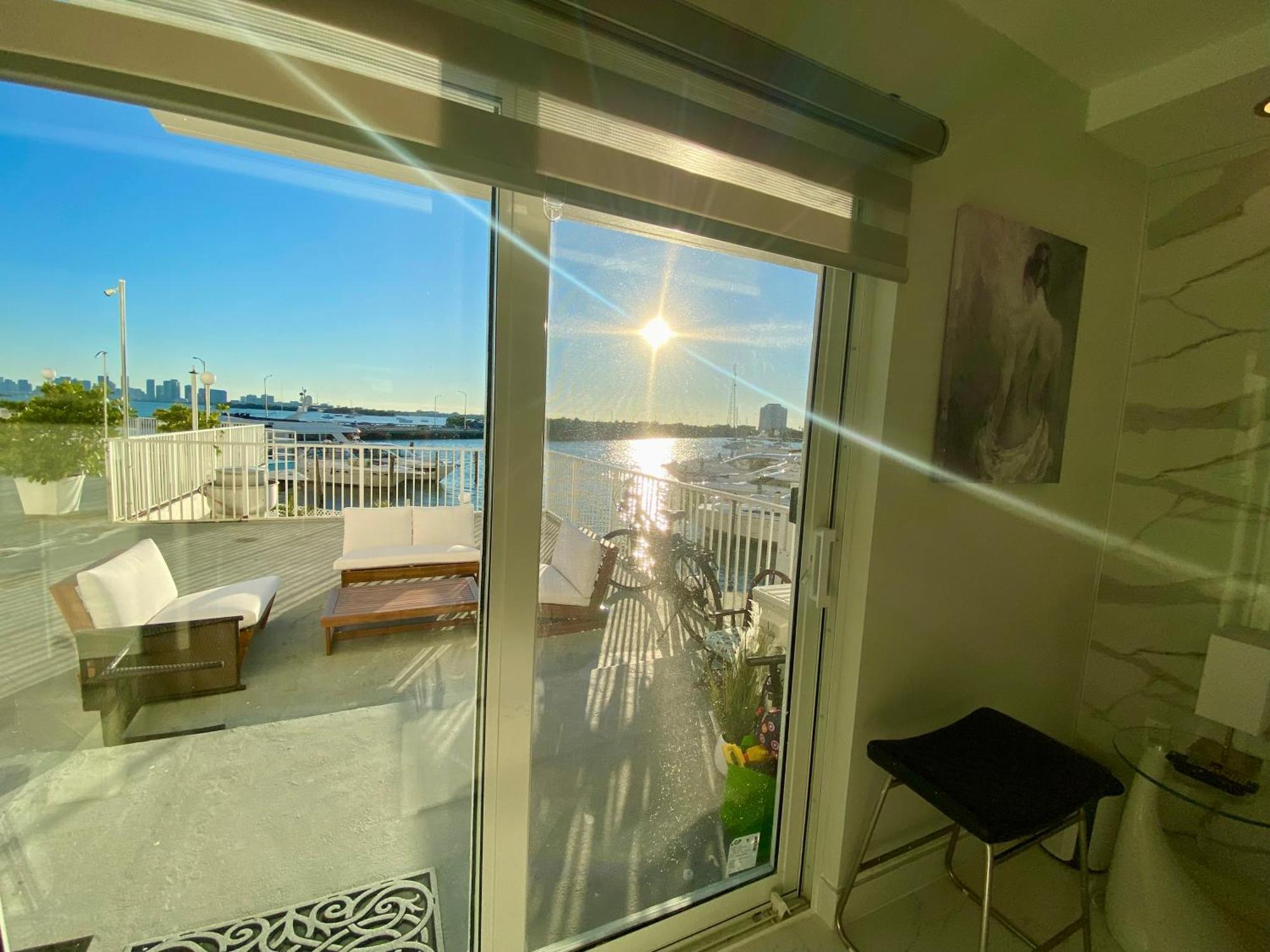Luxurious Remodeled Direct Waterfront Apartment With Miami Skyline View And Outdoor Terrace Free Parking 5Min Drive To Miami Beach Bagian luar foto