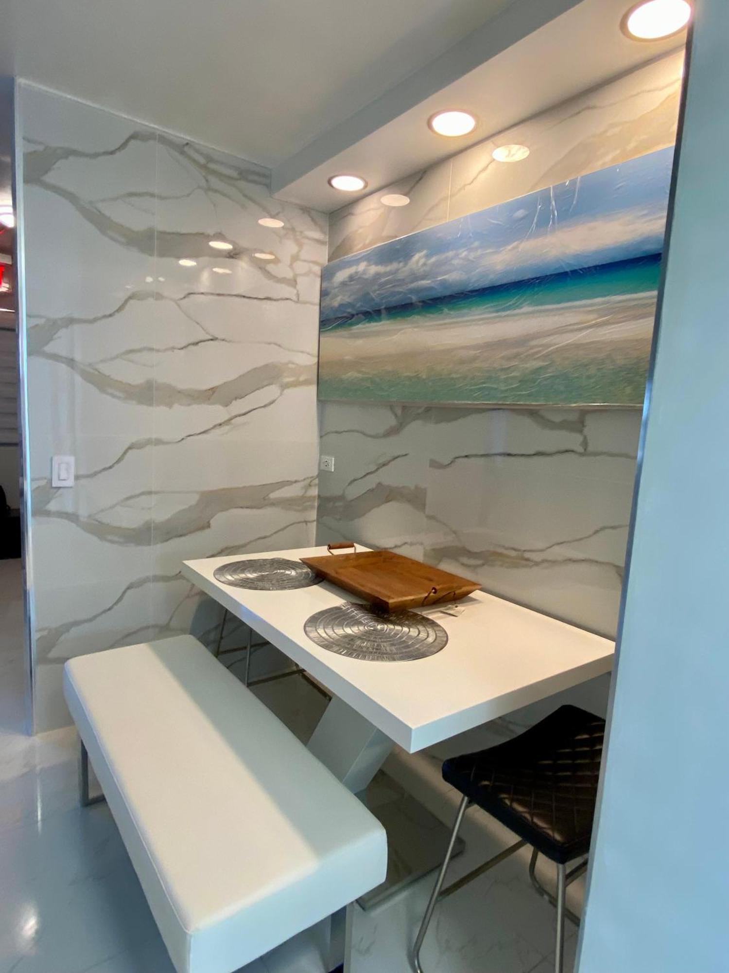 Luxurious Remodeled Direct Waterfront Apartment With Miami Skyline View And Outdoor Terrace Free Parking 5Min Drive To Miami Beach Bagian luar foto
