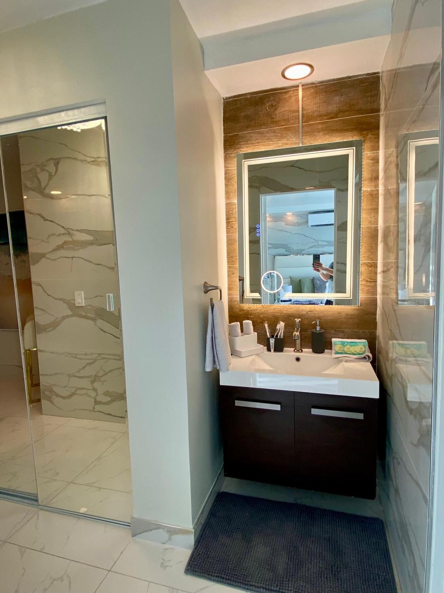 Luxurious Remodeled Direct Waterfront Apartment With Miami Skyline View And Outdoor Terrace Free Parking 5Min Drive To Miami Beach Bagian luar foto