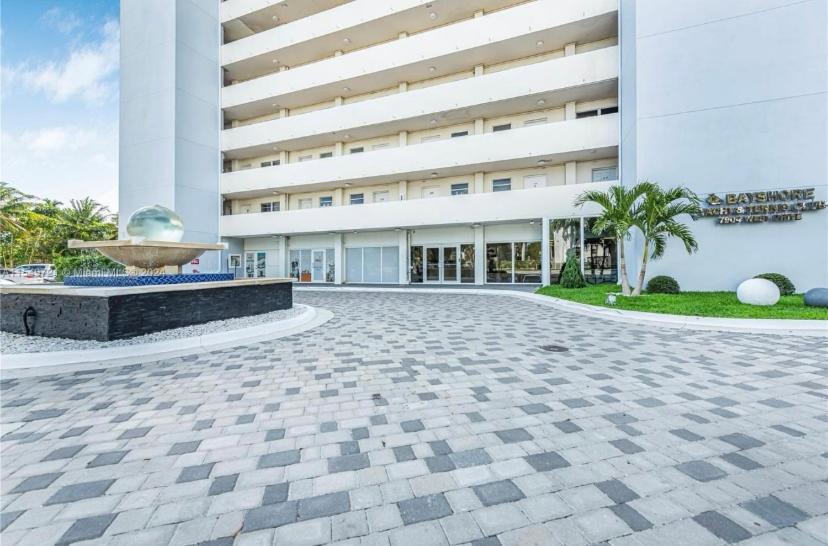 Luxurious Remodeled Direct Waterfront Apartment With Miami Skyline View And Outdoor Terrace Free Parking 5Min Drive To Miami Beach Bagian luar foto