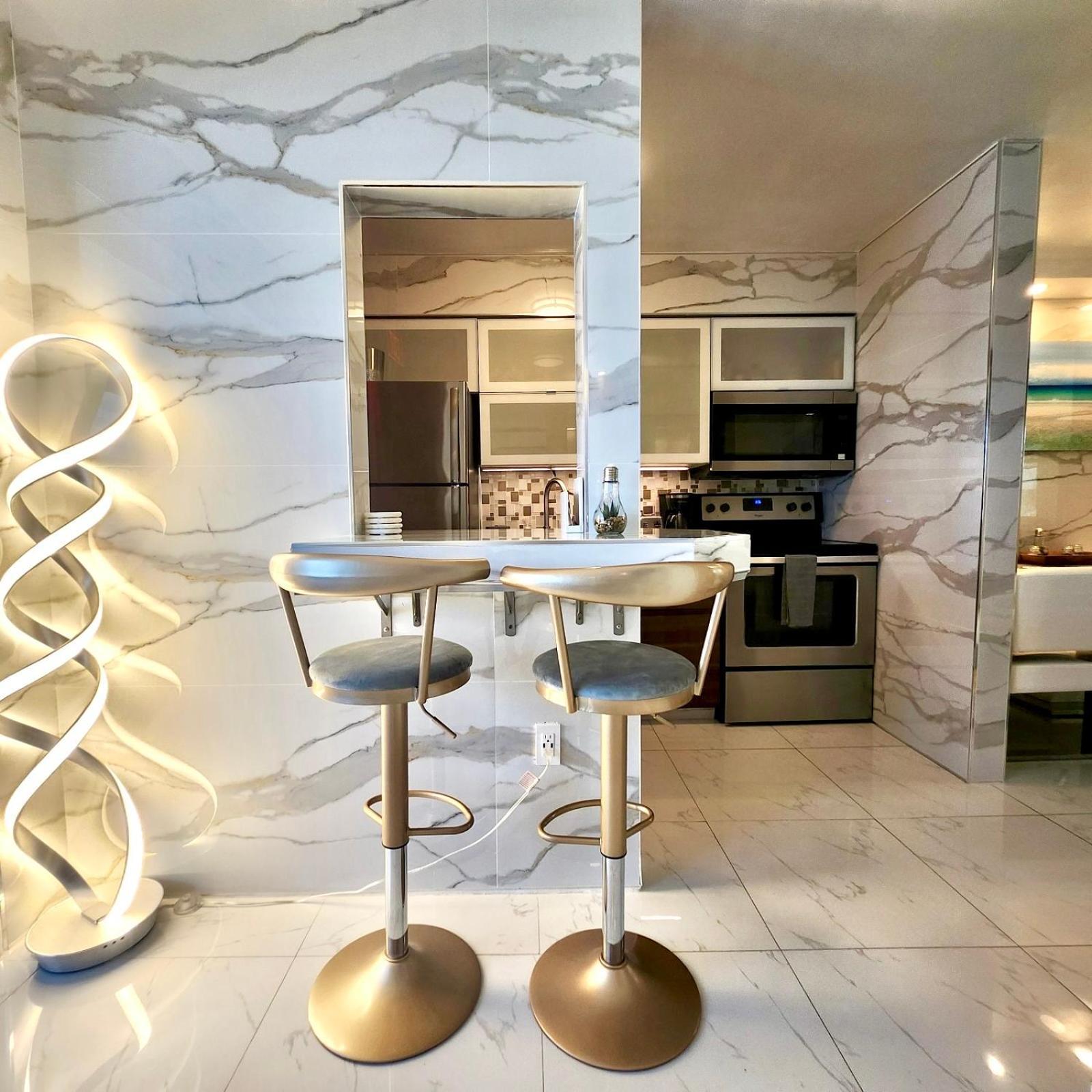Luxurious Remodeled Direct Waterfront Apartment With Miami Skyline View And Outdoor Terrace Free Parking 5Min Drive To Miami Beach Bagian luar foto